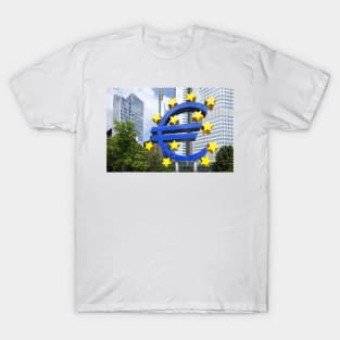 Euro symbol in front of the ECB building, Frankfurt T-Shirt